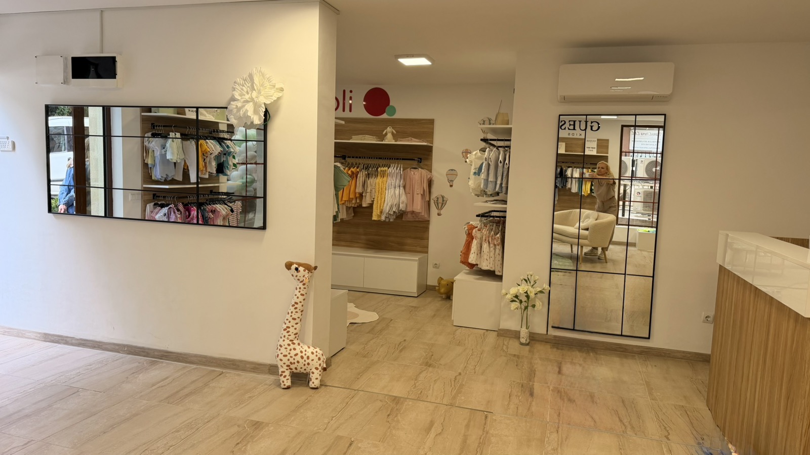 Интериор на Mon Petit KIDS BOUTIQUE — снимка 1